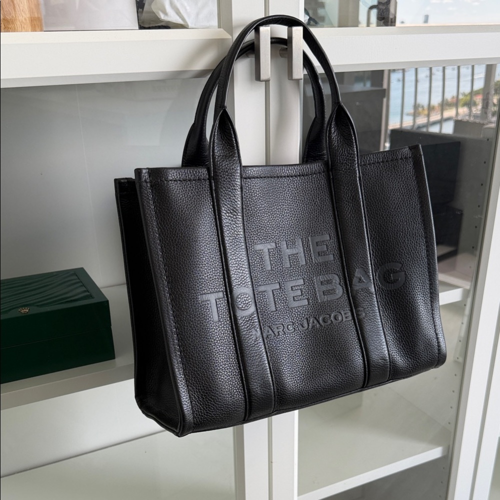 Marc Jacobs Elegant Black Leather Tote